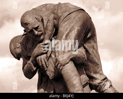 Il 'Cobbers' statua per commemorare WW1 nell'Australian Memorial Park, Fromelles, Francia Foto Stock