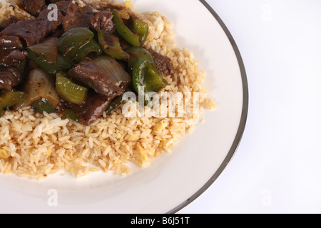 Carni bovine e fagiolo nero salsa con peperoni verdi e uova riso fritto. Foto Stock