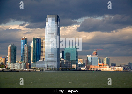 Nuovo alto edificio di uffici lungo il lungomare di Jersey City New Jersey USA Foto Stock