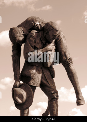 Il 'Cobbers' statua per commemorare WW1 nell'Australian Memorial Park, Fromelles, Francia Foto Stock