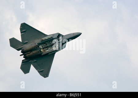 Il USAF F-22 Raptor con bomb bay con le porte aperte Foto Stock