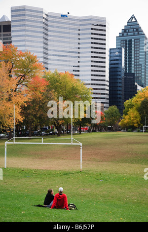 Gli studenti ubicazione sull'erba del campo di calcio presso la McGill University Campus Quebec Montreal Canada Foto Stock