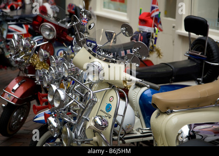 Gli scooter Lambretta's Mods parcheggiati all'esterno del negozio lambretta in carnaby Street, Londra W1 Foto Stock