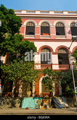 Marciapiede abitatori si accamparono al di fuori di un grande edificio in Nord Kolkata Foto Stock