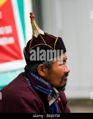 Il mongolo uomo indossando il tradizionale panno e hat. Foto Stock