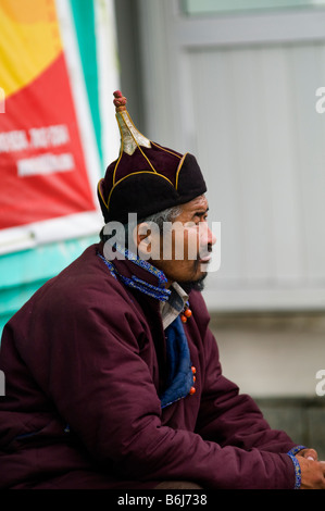 Il mongolo uomo indossando il tradizionale panno e hat. Foto Stock