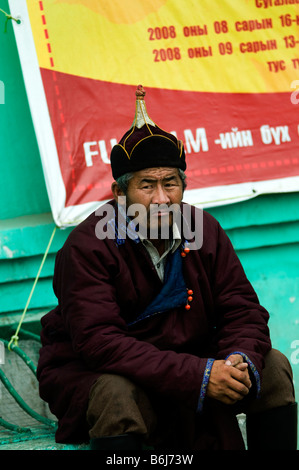 Mongolo un uomo vestito in stoffa tradizionale e indossando un cappello tradizionale Foto Stock