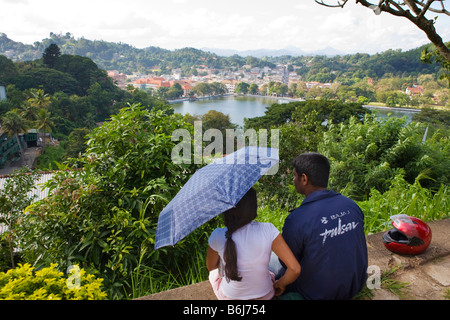 Un giovane dello Sri Lanka giovane seduti insieme ammirando la vista sulla città di Kandy in Sri Lanka Foto Stock