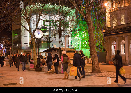 Negozi del Centro e per lo shopping con Babbo Natale grotta a Natale Cardiff Wales UK Foto Stock