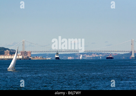 Il Ponte George Washington Bridge che attraversa il fiume Hudson in New York City New York STATI UNITI D'AMERICA Foto Stock