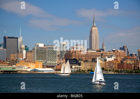 Barche a vela sul fiume Hudson e New York City New York STATI UNITI D'AMERICA Foto Stock