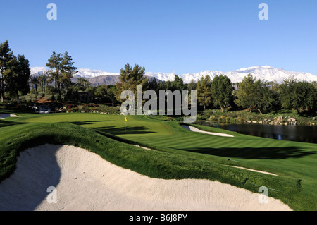 Montagne coperte di neve Indian Wells Golf Resort vicino a Palm Springs California Foto Stock