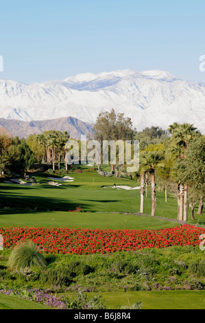 Montagne coperte di neve Indian Wells Golf Resort vicino a Palm Springs California Foto Stock