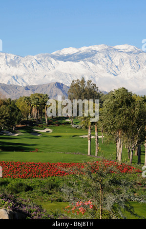 Montagne coperte di neve Indian Wells Golf Resort vicino a Palm Springs California Foto Stock