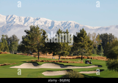 Montagne coperte di neve Indian Wells Golf Resort vicino a Palm Springs California Foto Stock