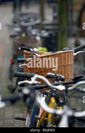 Pushbikes protetto contro una recinzione a Cambridge nel centro citta'. Foto Stock