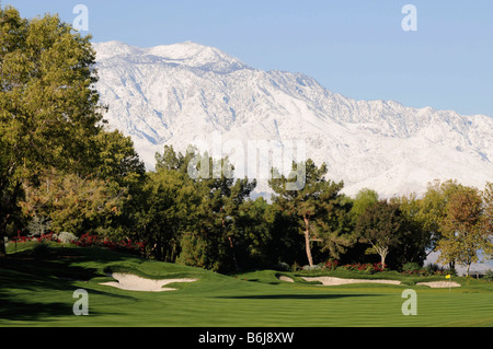 Montagne coperte di neve Indian Wells Golf Resort vicino a Palm Springs California Foto Stock