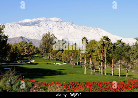 Montagne coperte di neve Indian Wells Golf Resort vicino a Palm Springs California Foto Stock