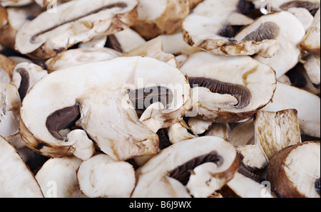 Grande immagine di sfondo di fresca di funghi tagliati a fettine Foto Stock