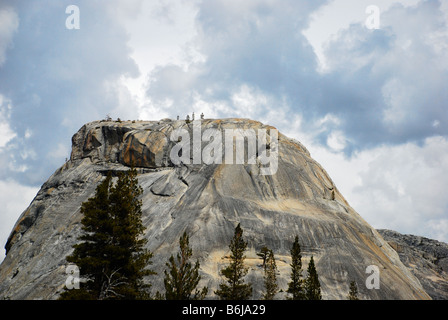 Picco di mezza montagna a cupola con alberi di pino nel Parco Nazionale di Yosemite in California Stati Uniti America STATI UNITI D'AMERICA Foto Stock