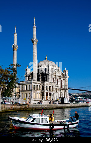 Istanbul Moschea Ortakoy Camii vicino al Ponte sul Bosforo barca da pesca il pesce pesca pesca pescatore Foto Stock