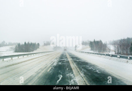 Trans Canada Highway durante la tempesta di neve con soffiare venti tra Woodstock New Brunswick e Fredericton Foto Stock