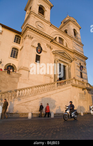 Trinita del Monti una chiesa in cima alla Scalinata di piazza di Spagna che salire dalla scalinata di Piazza di Spagna Roma Italia Foto Stock