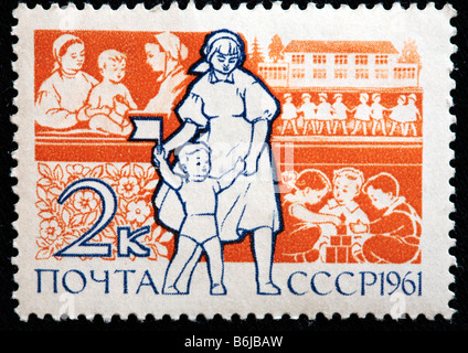 Donna con bambino, francobollo, URSS, 1961 Foto Stock