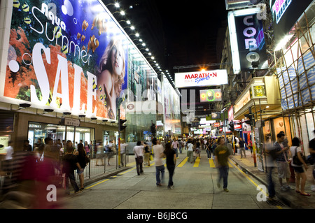 People shopping a notte a Causeway Bay Tung Lo Wan Hong Kong Foto Stock