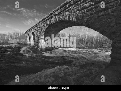 Una bella pietra ponte ferroviario costruito nell'ottocento e ancora oggi utilizzato Foto Stock