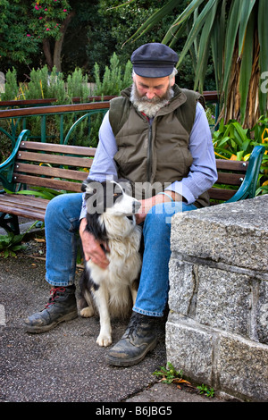 Pensionato pescatore con il suo cane, Cornwall Foto Stock
