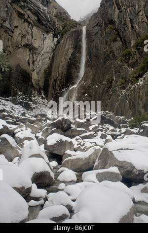 CALIFORNIA - Inverno vista inferiore di Yosemite Falls nel Parco Nazionale di Yosemite. Foto Stock