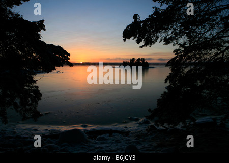 Isola in una baia congelate del Mare Bianco in Chupa in bianco la Carelia, Russia Foto Stock