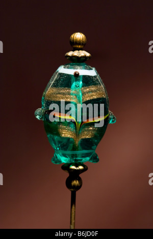 Dettaglio di un Victorian/Edwardian ladies hat pin adornata con un teal/verde vetro veneziano e varie altre piccole perle d'oro. Foto Stock