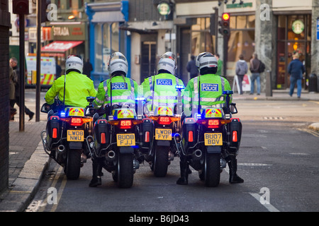 Motociclisti di polizia forze di polizia a un cambiamento climatico nel rally di Londra Dicembre 2008 Foto Stock