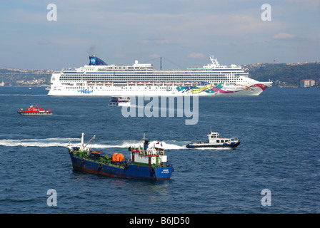 Istanbul la nave di crociera NCL "Norwegian Jewel' uscire Istanbul con Bosforo stretto e sponda asiatica oltre Foto Stock