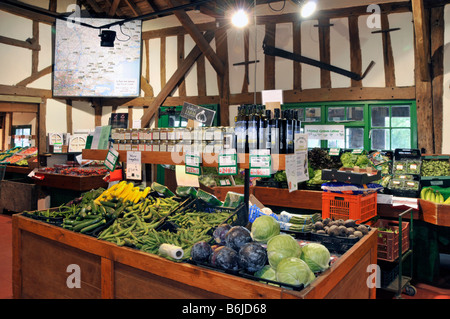 All'interno di Calcott Hall, negozio di fattoria, fienile, prodotti edili in mostra una grande mappa mostra alcune posizioni dei fornitori locali Brentwood Essex Inghilterra, Regno Unito Foto Stock