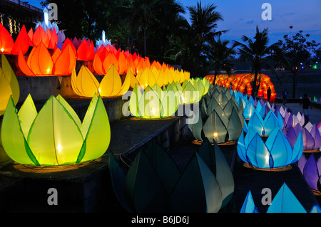 Lotus lanterne lungo la riva di un fiume in Chiang Mai Thailandia Foto Stock