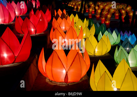 Lotus lanterne lungo la riva di un fiume in Chiang Mai Thailandia Foto Stock