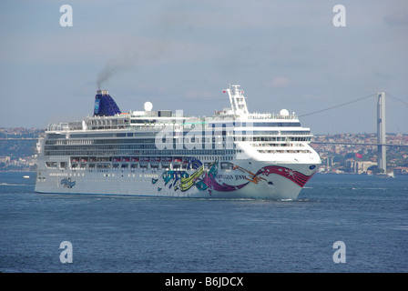 Istanbul la nave di crociera NCL "Norwegian Jewel' uscire di Istanbul con il ponte sul Bosforo e sponda asiatica oltre Foto Stock