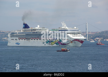 Istanbul la nave di crociera NCL "Norwegian Jewel' uscire di Istanbul con il ponte sul Bosforo e sponda asiatica oltre Foto Stock