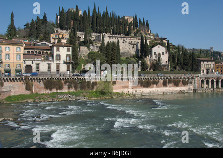 Verona Castel San Pietro il fiume Adige guardando dal Ponte di Pietra Veneto Italia Aprile 2008 Foto Stock