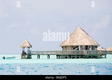 Un isolato water bungalow alle Maldive Foto Stock