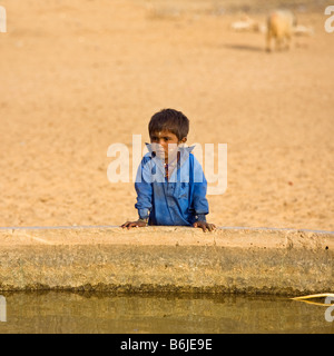 Ragazzo indiano nella città desertica vicino al confine con il pakistan, Rajasthan, India Foto Stock