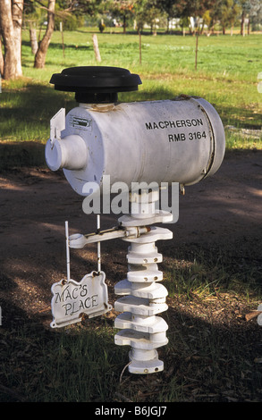 Cassetta postale sul ciglio della strada, Australia Foto Stock