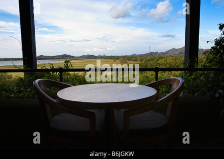 Vista della pianura Kandalama e il lago dal balcone il Kandalama Hotel vicino a Dambulla in Sri Lanka Foto Stock