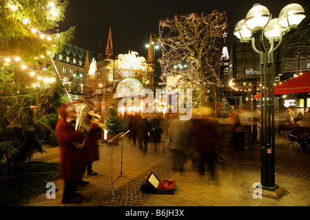 Mercatino di Natale di fronte al municipio di Amburgo, Germania Foto Stock