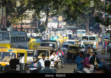 INDIA, Karnataka, Bangalore: Traffico lungo Residency Road / giorno Foto Stock