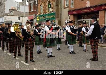 Scotish Pipe Band a Castle Douglas città di cibo al giorno, Dumfries & Galloway, Scozia Foto Stock