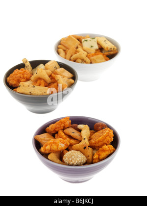 Bocce di piccante e speziato stile giapponese cracker salato parte del cibo servito in feste e buffet di snack dito contro uno sfondo bianco Foto Stock